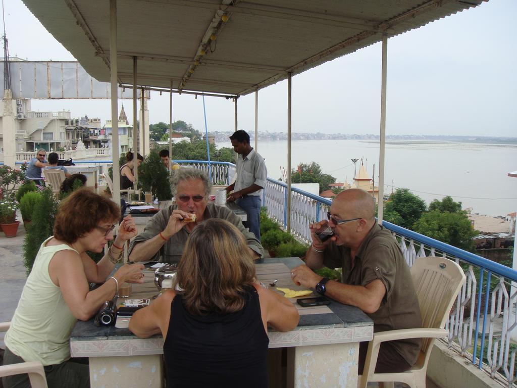 Hotel Temple On Ganges Βαρανάσι Εξωτερικό φωτογραφία