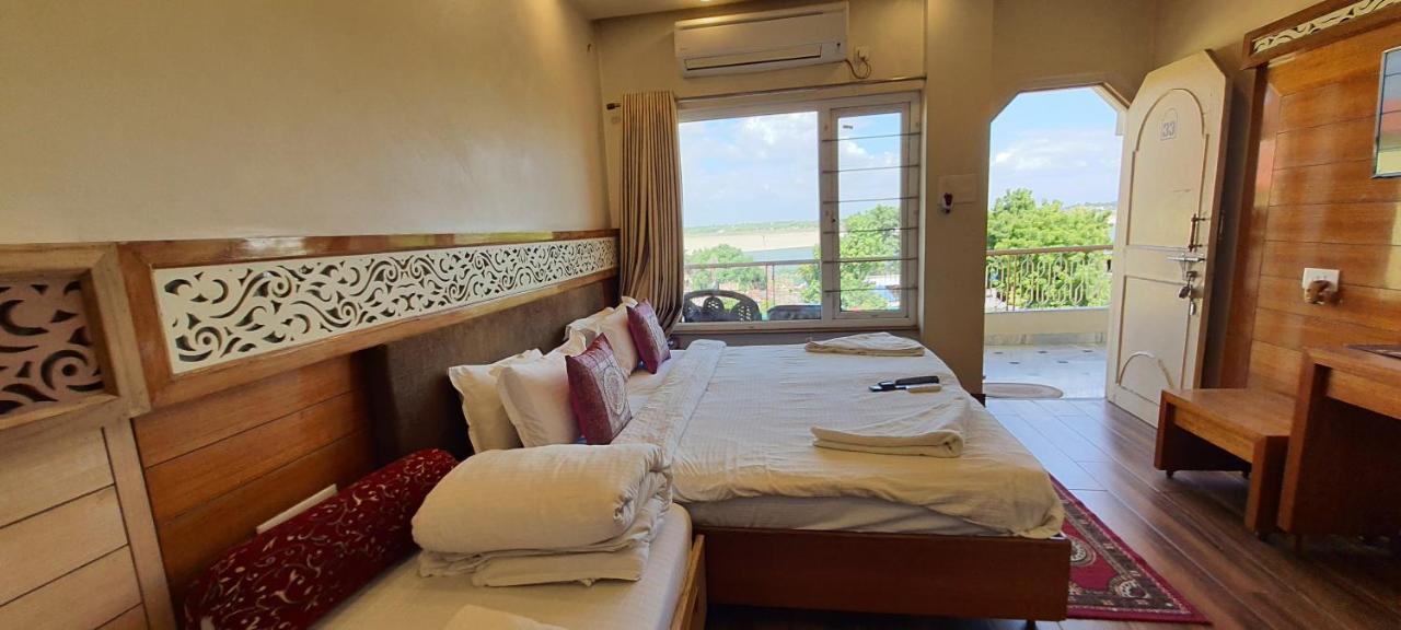 Hotel Temple On Ganges Βαρανάσι Εξωτερικό φωτογραφία